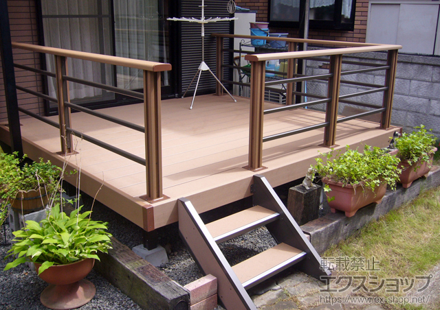 京都府亀岡市のLIXIL リクシル（トステム）のウッドデッキ リコステージII+ リコステージII用 ステップ2段用+リコステージII用 デッキフェンス<横ビームパネル> 施工例