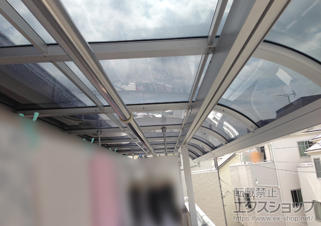 埼玉県さいたま市のLIXIL リクシル（トステム）のテラス屋根 ライザーテラスII R型 屋根タイプ 連棟 積雪〜20cm対応＋吊り下げ物干し ロング ワイド 3本入 施工例