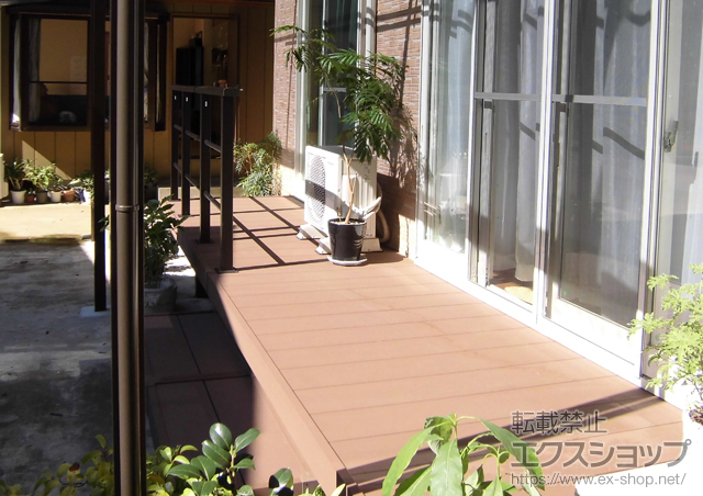 茨城県水戸市ののウッドデッキ リウッドデッキ 200+シンプルモダンデッキフェンス　T100 外観左箇所 800・1000・800ｍｍ+独立式リウッドステップ 2型 施工例