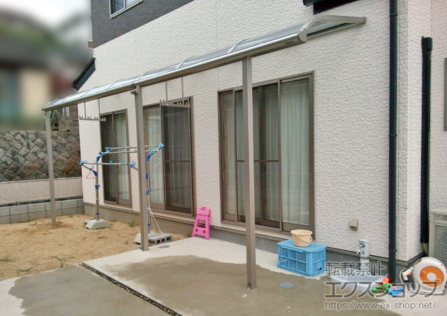 大分県大分市ののテラス屋根 プレシオステラス R型 テラスタイプ 連棟 積雪〜20cm対応+吊り下げ式物干し 標準2本入り 施工例
