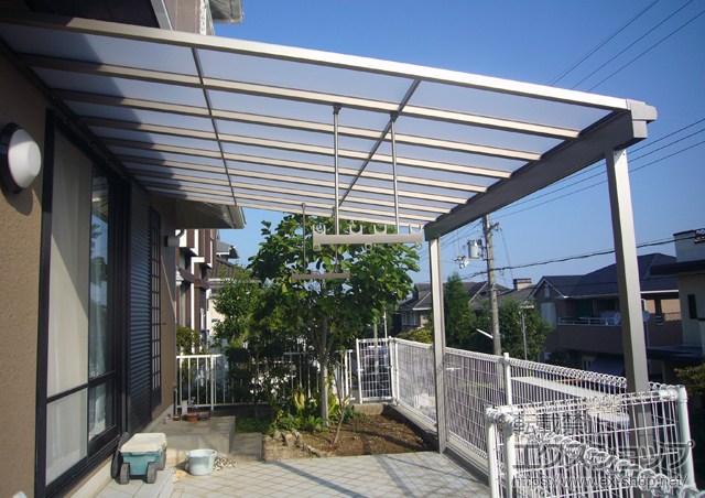 大阪府河内長野市のLIXIL リクシル（トステム）のテラス屋根 ライザーテラスII F型 テラスタイプ 単体 積雪〜20cm対応＋吊り下げ物干し　ロング2本入 施工例