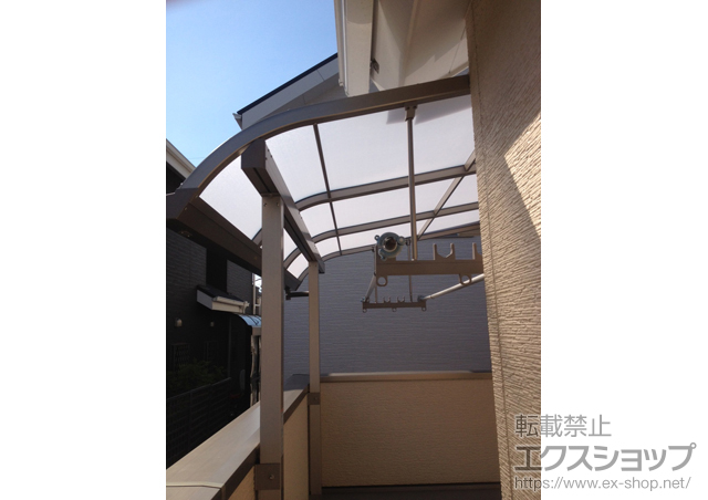 大阪府富田林市のLIXIL リクシル（トステム）のバルコニー・ベランダ屋根 ライザーテラスII R型 屋根タイプ 単体 積雪〜20cm対応＋吊下げ式物干し　標準2本入り 施工例