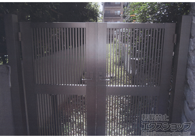 東京都中央区のLIXIL リクシル(新日軽)の門扉 エクジス門扉R2型 両開き　門柱式 施工例