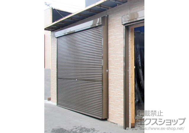 神奈川県綾瀬市のLIXIL リクシル（トステム）のガレージシャッター ガレージシャッタークワトロ 手動式 外部付タイプ 施工例