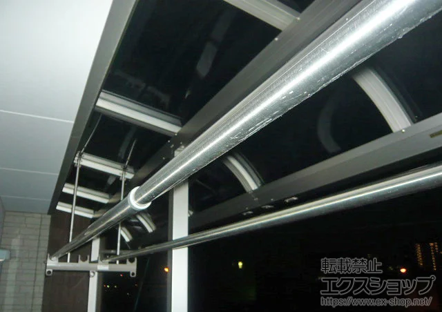 大阪府大阪市のLIXIL リクシル（トステム）のバルコニー・ベランダ屋根 ライザーテラスII R型 屋根タイプ 連棟 積雪～20cm対応+吊り下げ式物干し 標準 2本入 施工例