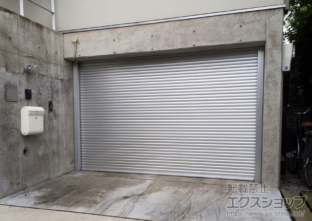 埼玉県さいたま市のLIXIL リクシル（トステム）のガレージシャッター ガレージシャッタークワトロ 電動式 内部付タイプ 施工例