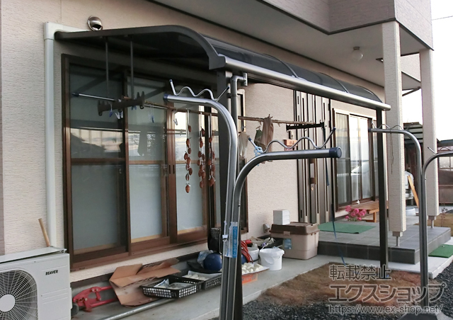 宮城県気仙沼市のLIXIL リクシル（トステム）のテラス屋根 ライザーテラスII R型 テラスタイプ 単体 積雪〜20cm対応+吊り下げ物干し　標準　2本入+取付桟 施工例