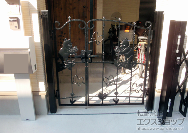 大阪府大阪市のLIXIL リクシル(新日軽)の門扉 ディズニー門扉プーさんA型 親子開き 角門柱式 施工例