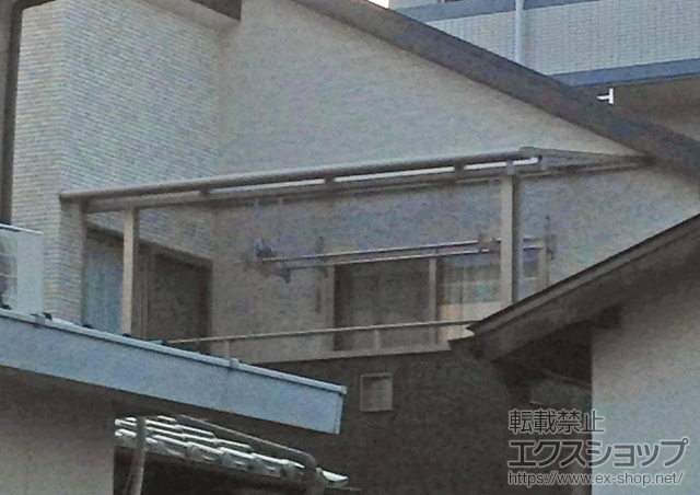福岡県福岡市のLIXIL リクシル（トステム）のバルコニー・ベランダ屋根 ライザーテラスII F型 屋根タイプ 単体 積雪〜20cm対応＋吊下げ物干し 標準 2本入 施工例