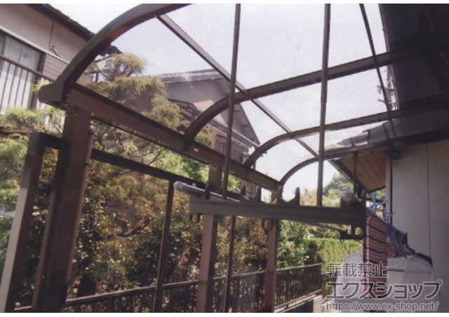 三重県桑名市のLIXIL リクシル（トステム）のテラス屋根 ライザーテラスII R型 テラスタイプ 単体 積雪〜20cm対応＋ライザーテラスII R型 前面スクリーン 1段 施工例