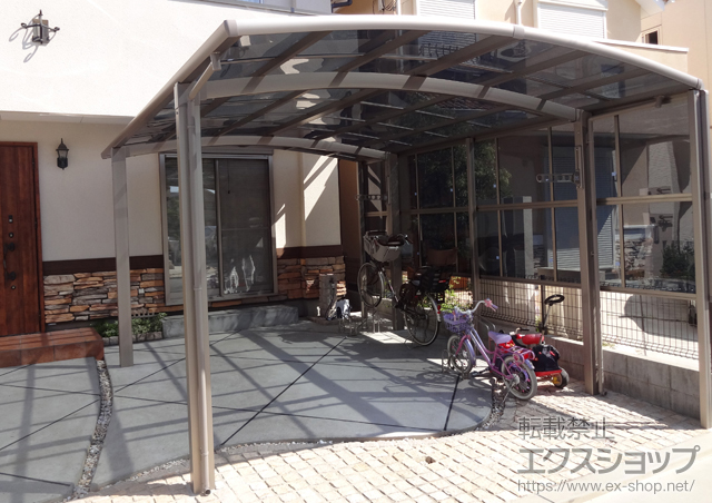 兵庫県明石市のLIXIL リクシル（トステム）のカーポート カーブポートシグマIII ワイド 積雪〜20cm対応+カーブポートシグマIII用 サイドパネル+カーブポートシグマIIIワイド用 収納式物干し 標準 2本入 施工例