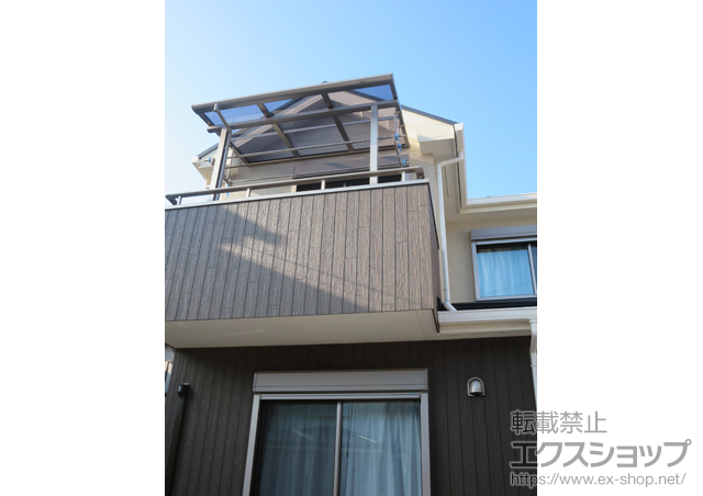 神奈川県横浜市のLIXIL リクシル（トステム）のバルコニー・ベランダ屋根 パワーアルファ F型 屋根タイプ 単体 積雪〜30cm対応＋吊り下げ物干し　標準　2本入 施工例