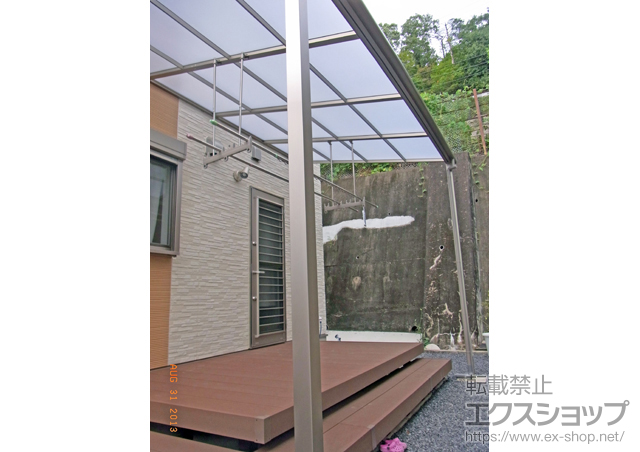 岐阜県多治見市のLIXIL リクシル（トステム）のテラス屋根 ライザーテラスII F型 テラスタイプ 単体 積雪〜20cm対応＋吊り下げ物干し 標準 2本入 施工例