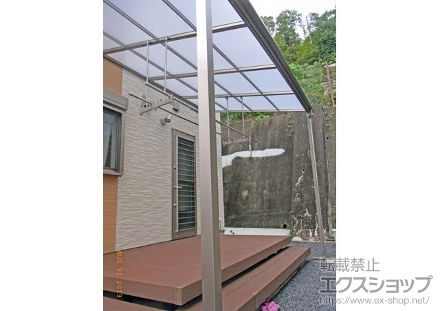 岐阜県多治見市のLIXIL リクシル（トステム）のテラス屋根 ライザーテラスII F型 テラスタイプ 単体 積雪～20cm対応＋吊り下げ物干し 標準 2本入 施工例