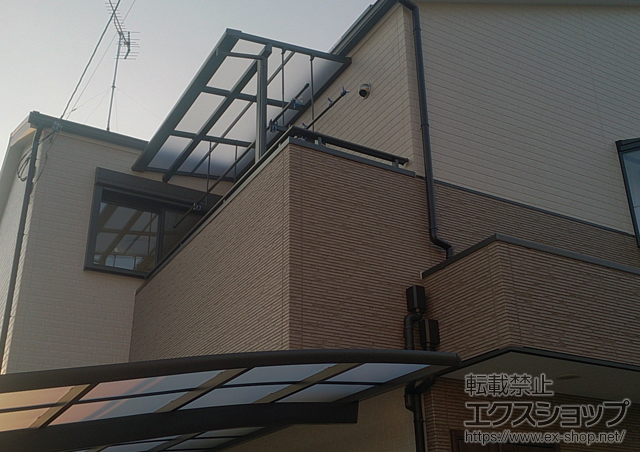 大阪府東大阪市のLIXIL リクシル（トステム）のバルコニー・ベランダ屋根 ライザーテラスII F型 屋根タイプ 単体 積雪〜20cm対応＋吊下げ物干し　標準2本入り 施工例