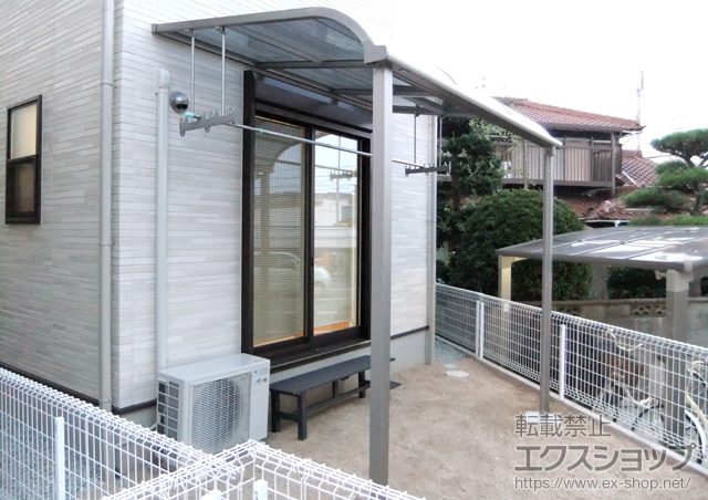 兵庫県明石市のLIXIL リクシル（トステム）のテラス屋根 ライザーテラスII R型 テラスタイプ 単体 積雪〜20cm対応＋吊り下げ物干し　長尺　2本入 施工例