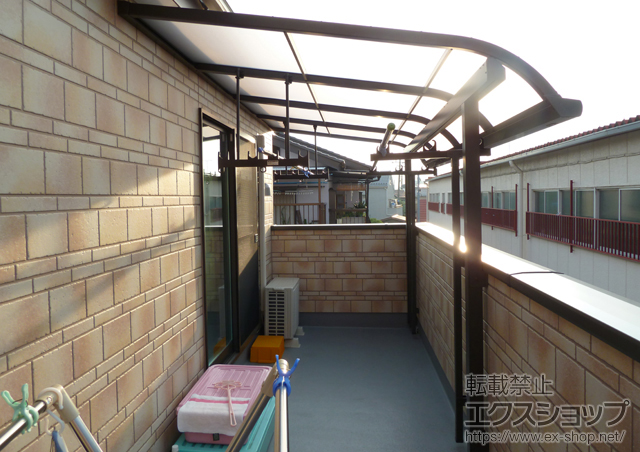 埼玉県川口市のLIXIL リクシル（トステム）のバルコニー・ベランダ屋根 ライザーテラスII R型 屋根タイプ 単体 積雪〜20cm対応＋吊り下げ式物干し 標準 2本入 施工例