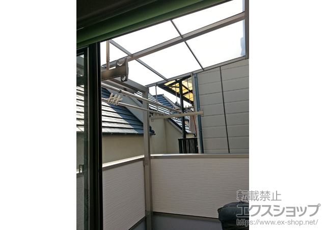 兵庫県西宮市のLIXIL リクシル（トステム）のバルコニー・ベランダ屋根 ライザーテラスII F型 屋根タイプ 単体 積雪〜20cm対応＋吊り下げ式物干し 標準 ワイド 2本入 施工例