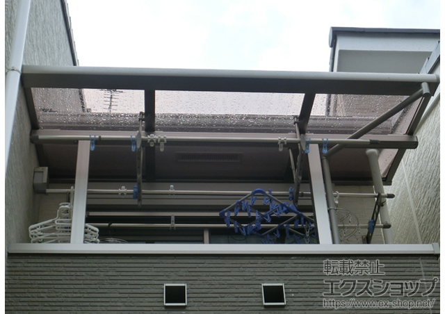 京都府京都市のLIXIL リクシル（トステム）のバルコニー・ベランダ屋根 ライザーテラスII F型 屋根タイプ 単体 積雪〜20cm対応＋吊り下げ物干し　標準　2本入 施工例