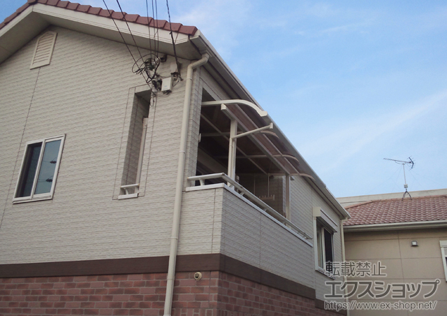 和歌山県和歌山市のLIXIL リクシル（トステム）のバルコニー・ベランダ屋根 ライザーテラスII R型 屋根タイプ 単体 積雪〜20cm対応＋吊り下げ式物干し 標準 2本入 施工例