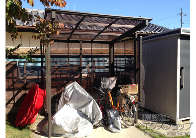 群馬県前橋市のLIXIL リクシル（トステム）のサイクルポート・駐輪場 エックスルーフ サイクルポート 3面囲い 積雪〜20cm対応 施工例