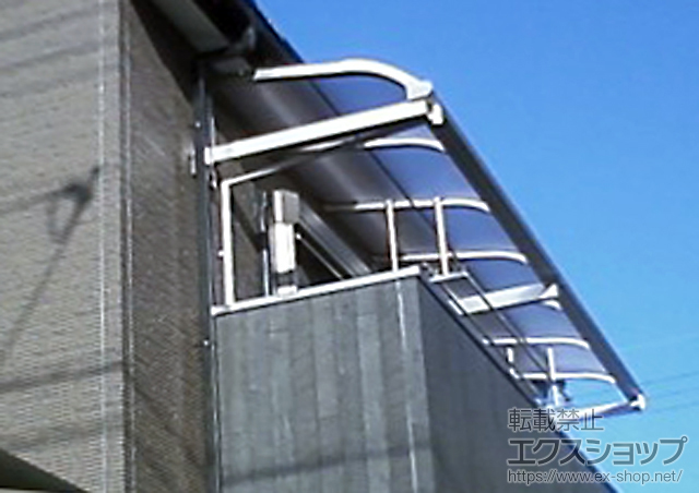 京都府京田辺市ののバルコニー・ベランダ屋根 ヴェクターテラス R型 ルーフタイプ 連棟 積雪〜20cm対応＋吊り下げ式物干し 標準 2本入り 施工例