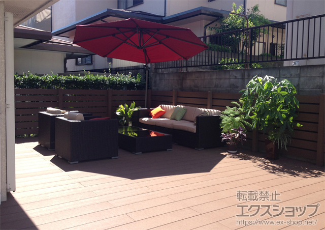 大阪府河内長野市ののウッドデッキ リウッドデッキ 200+リウッドデッキ200用 リウッドステップ5型 Tタイプ(2段用)+リウッドデッキフェンス3型<横スリット> 施工例