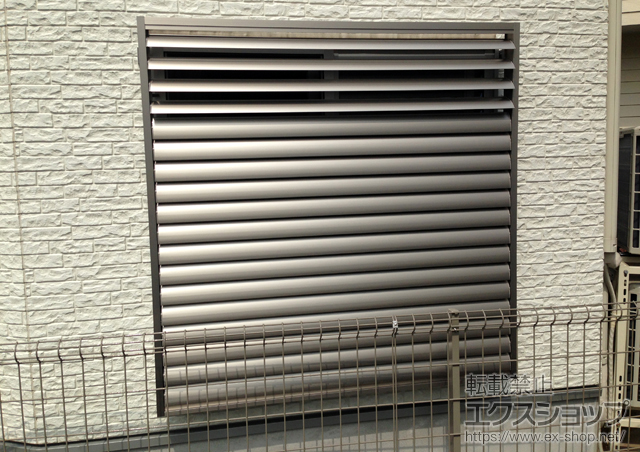 東京都杉並区のLIXIL リクシル（トステム）の面格子・窓格子 目隠し可動ルーバー　上下分割タイプ 施工例