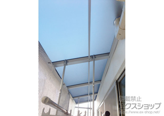 京都府京都市のLIXIL リクシル（トステム）のバルコニー・ベランダ屋根 ライザーテラスII F型 屋根タイプ 単体 積雪〜20cm対応＋吊り下げ物干し　標準2本入 施工例