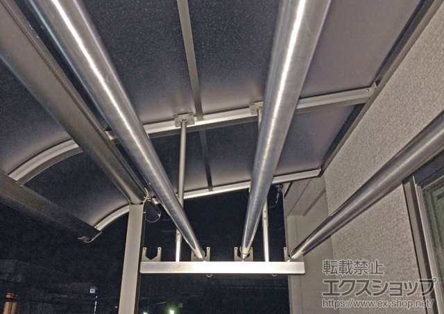 大阪府枚方市ののバルコニー・ベランダ屋根 ヴェクターテラス R型 屋根タイプ 単体 積雪〜20cm対応+吊下げ式物干　標準2本入り 施工例