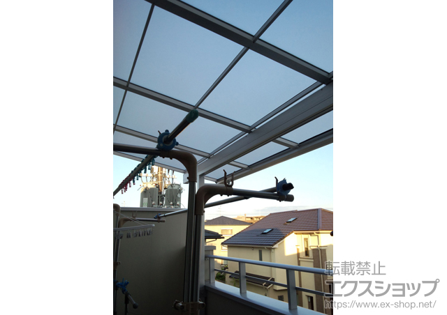 大阪府豊中市のLIXIL リクシル（トステム）のバルコニー・ベランダ屋根 ライザーテラスII F型 テラスタイプ 単体 積雪〜20cm対応 施工例