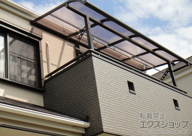 大阪府高槻市のLIXIL リクシル（トステム）のバルコニー・ベランダ屋根 ライザーテラスII R型 屋根タイプ 単体 積雪〜20cm対応＋壁付け物干し 標準　2本入り 施工例