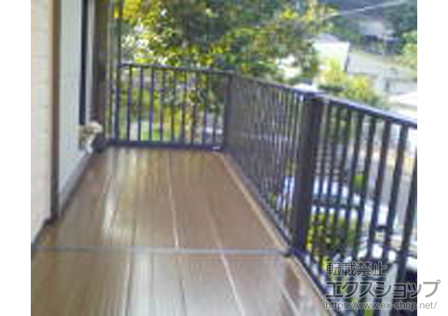 静岡県伊東市のLIXIL リクシル（トステム）のバルコニー・ベランダ屋根 ビューステージHスタイル 縦太格子 連棟 柱建て式 施工例