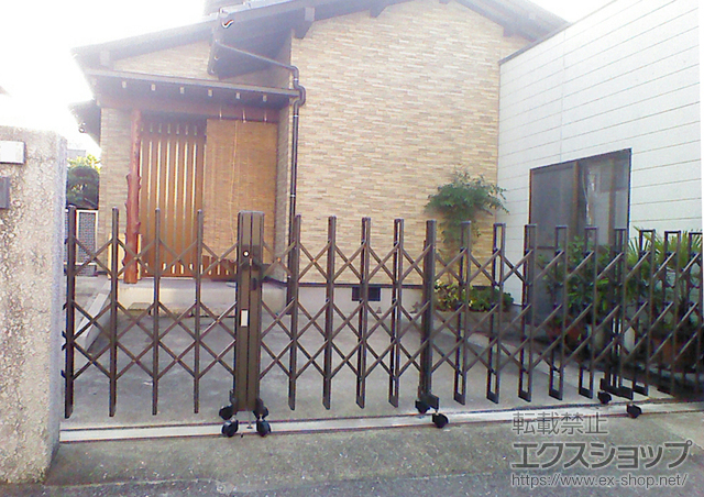 福岡県福岡市のLIXIL リクシル(新日軽)のカーゲート セレビューFB型 キャスター式 両開き親子 45FA 施工例