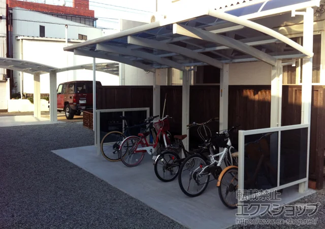 福岡県久留米市ののカーポート、サイクルポート・自転車置き場 レイナポートグランミニ 縦連棟 積雪〜20cm対応+レイナポートグラン ミニ 妻パネル(左右) 施工例