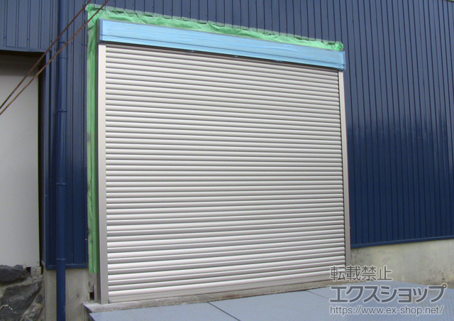 岐阜県大垣市のLIXIL リクシル（トステム）のガレージシャッター ガレージシャッタークワトロ 電動式 外部付鉄骨造用躯体直付タイプ 施工例