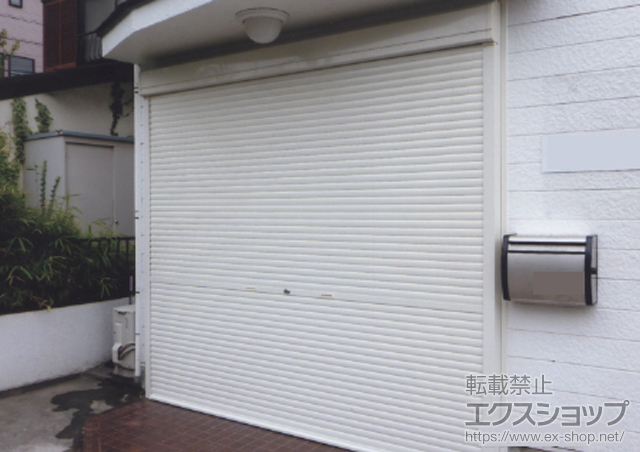 埼玉県越谷市のLIXIL リクシル（トステム）のガレージシャッター ガレージシャッタークワトロ 手動式 外部付タイプ 施工例