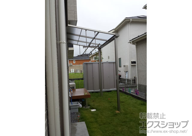 埼玉県越谷市のLIXIL リクシル（トステム）のテラス屋根 ライザーテラスII F型 テラスタイプ 単体 積雪〜20cm対応＋吊り下げ物干し 標準 2本入＋屋根材ホルダー 関東間 2本入 施工例