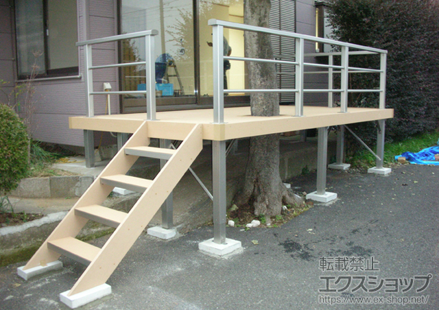 東京都町田市ののウッドデッキ リウッドデッキ 200+リウッドステップ5型 Lタイプ 4段+シンプルモダンデッキフェンス2型＜横格子2本タイプ＞ 施工例