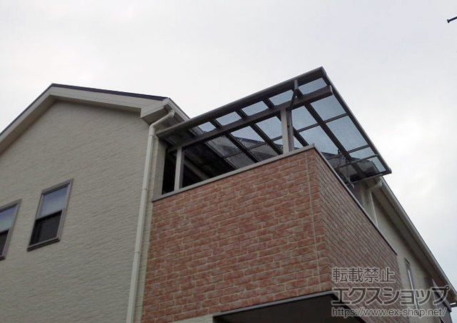 大阪府堺市のLIXIL リクシル（トステム）のバルコニー・ベランダ屋根 パワーアルファ F型 屋根タイプ 単体 積雪〜30cm対応＋吊下げ式物干し　標準2本入り 施工例
