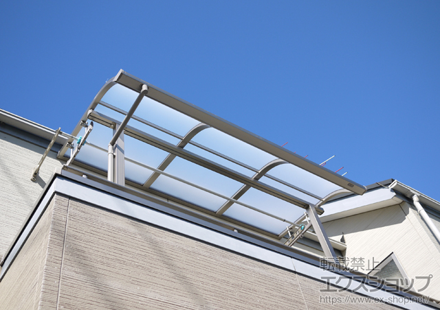 東京都江戸川区のLIXIL リクシル（トステム）のバルコニー・ベランダ屋根 ライザーテラスII R型 屋根タイプ 単体 積雪〜20cm対応＋吊り下げ物干し　標準　2本入 施工例