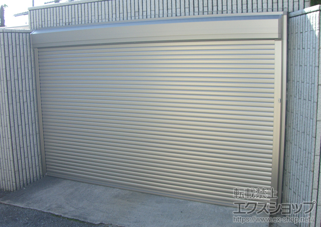 兵庫県宝塚市のLIXIL リクシル（トステム）のガレージシャッター ガレージシャッタークワトロ 電動式 外部付 施工例