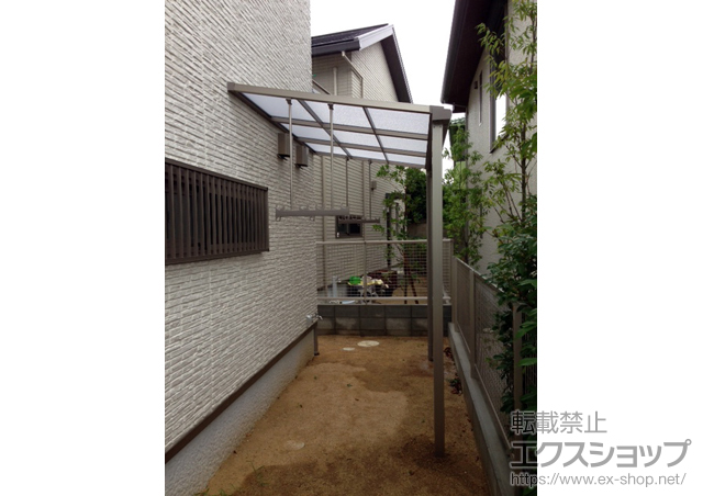 兵庫県西宮市のLIXIL リクシル（トステム）のテラス屋根 ライザーテラスII F型 テラスタイプ 単体 積雪〜20cm対応＋吊り下げ式物干し 標準 2本入 施工例