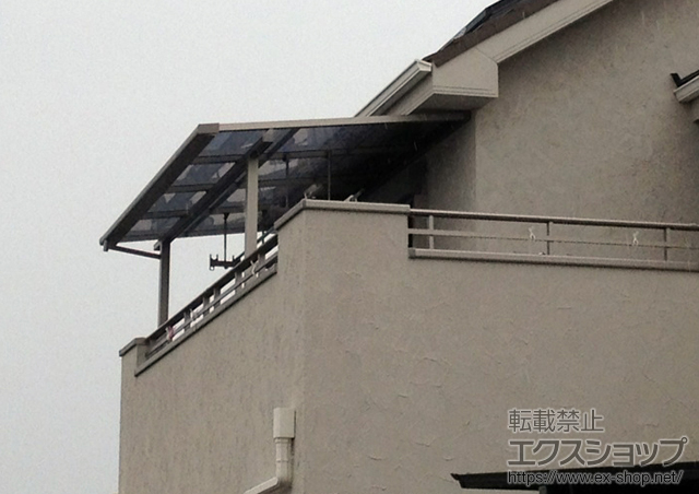 大阪府豊中市のLIXIL リクシル（トステム）のバルコニー・ベランダ屋根 ライザーテラスII F型 屋根タイプ 単体 積雪〜20cm対応＋吊り下げ式物干し 標準 2本入 施工例