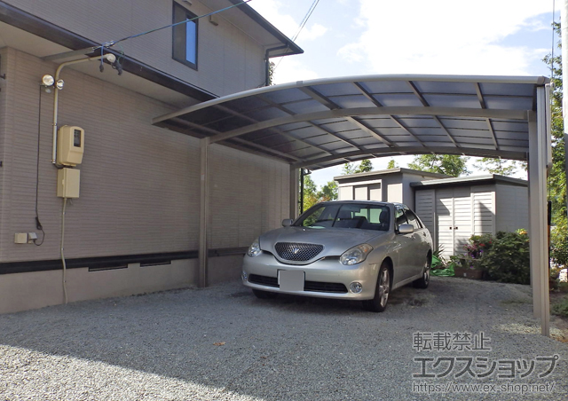 三重県亀山市のLIXIL リクシル（トステム）のカーポート カーブポートシグマIII ワイド 積雪〜20cm対応＋カーブポートシグマIIIワイド用 サイドパネル 施工例