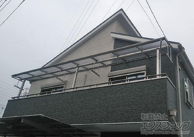 大阪府八尾市ののバルコニー・ベランダ屋根 ヴェクターテラス F型 屋根タイプ 連棟 積雪〜20cm対応＋吊り下げ式物干し　標準2本入 施工例