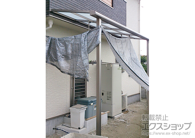 広島県福山市のLIXIL リクシル（トステム）のテラス屋根 ライザーテラスII F型 テラスタイプ 単体 積雪〜20cm対応+吊り下げ物干し ロング 2本入 施工例