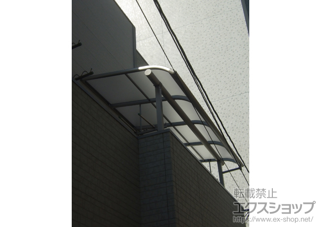 大阪府大阪市ののバルコニー・ベランダ屋根 プレシオステラス R型 屋根タイプ 単体 積雪〜20cm対応＋吊り下げ物干し　標準　2本入 施工例