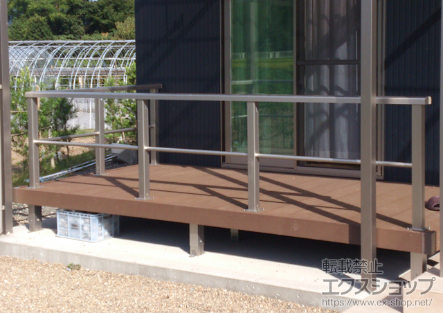 鹿児島県薩摩郡さつま町ののウッドデッキ、テラス屋根 リウッドデッキ 200+リウッドデッキフェンス シンプルモダン8型＜横格子1本タイプ＞ 施工例