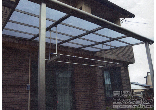 栃木県佐野市のLIXIL リクシル（トステム）のテラス屋根 ライザーテラスII F型 テラスタイプ 単体 積雪〜20cm対応+吊り下げ物干し　標準　2本入 施工例